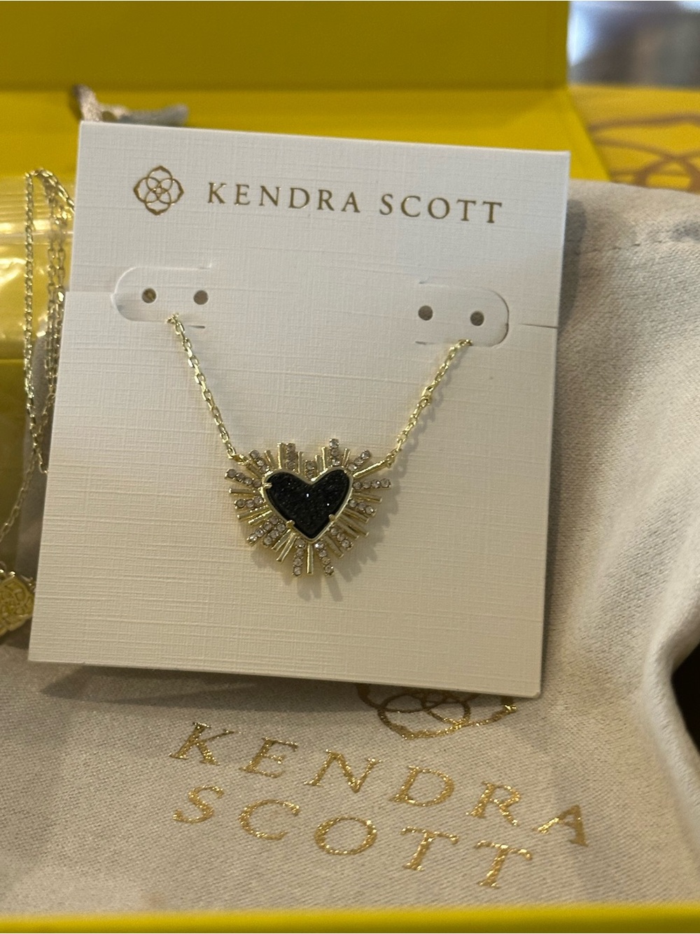 Dolly Parton x Kendra Scott Ari
Heart Gold Short Pendant In Black Drusy